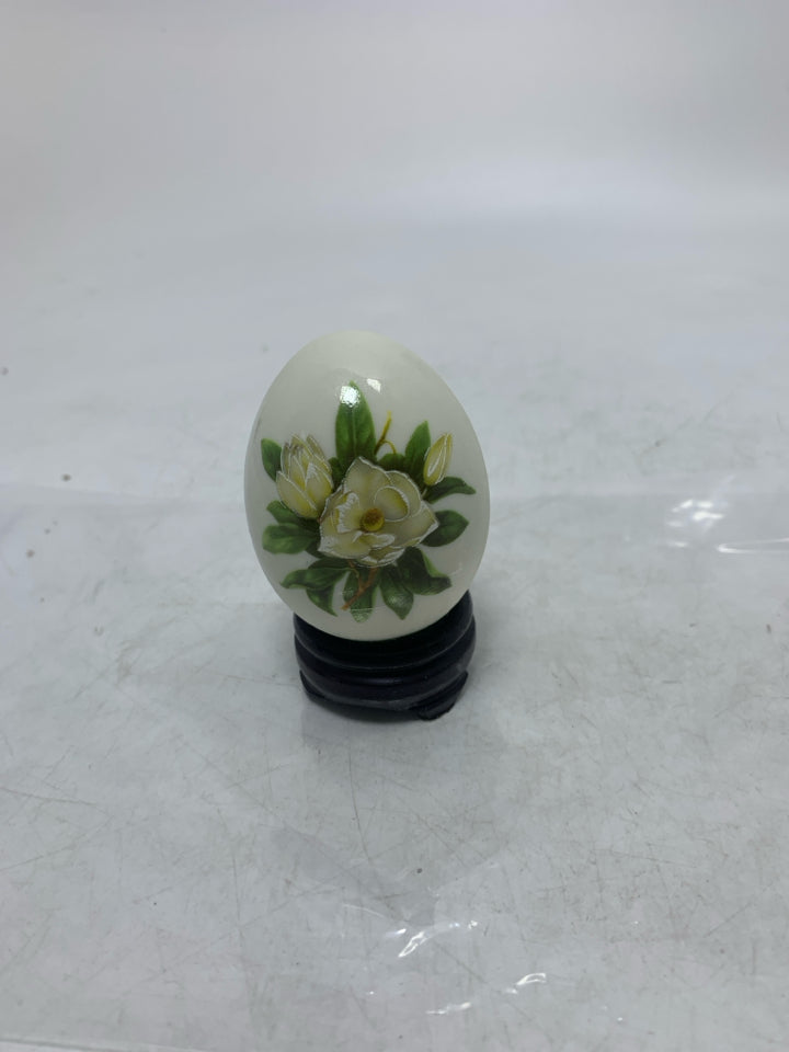 PAINTED WHITE FLOWER EGG W/ STAND IN BAG.