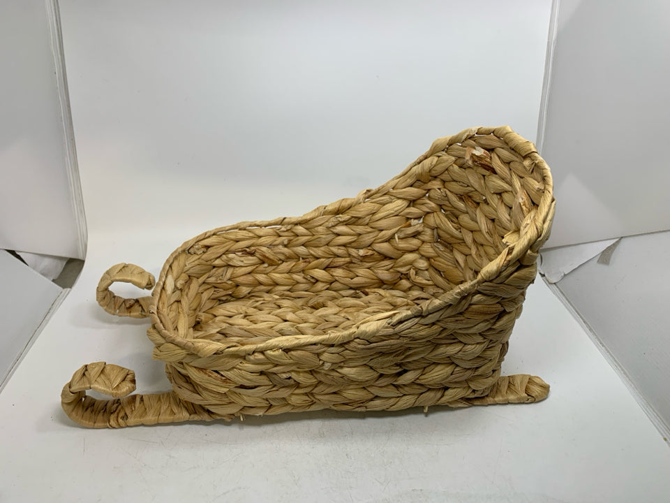 BLONDE WOVEN SLAY DECOR.