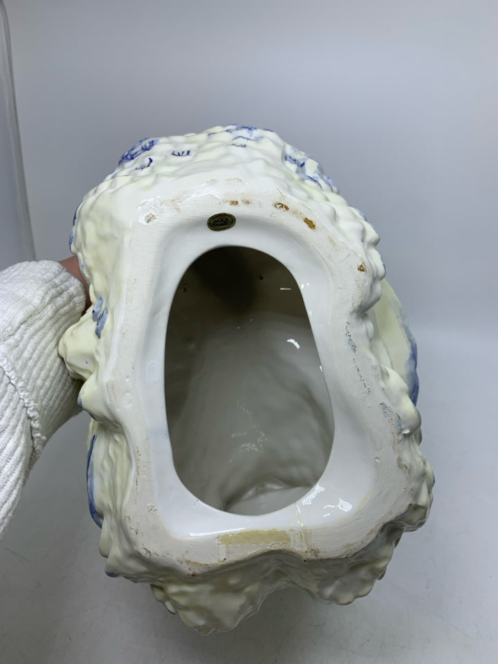 CERAMIC LARGE LAYING HEN W/ BLUE DETAILS.