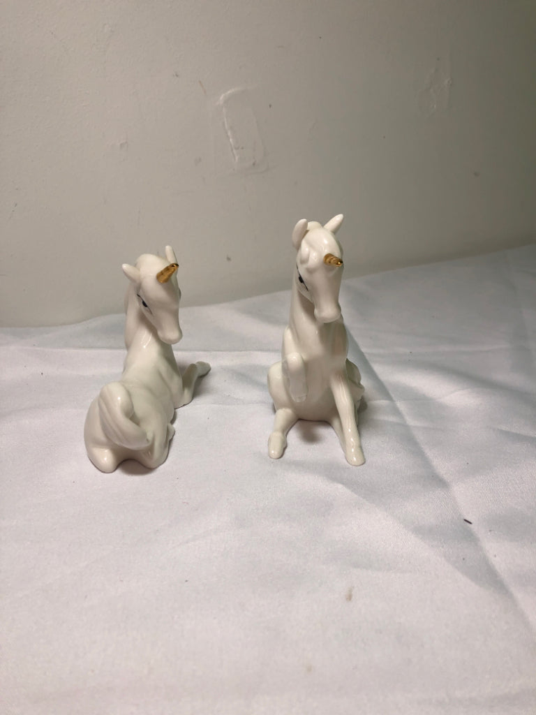 2 WHITE UNICORNS.