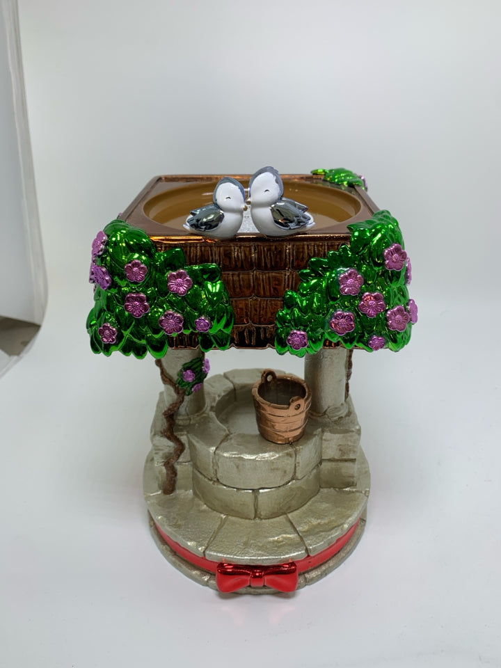 DISNEY PRINCESS SNOW WHITE PEDESTAL WISHING WELL 3 WICK CANDLE HOLDER.