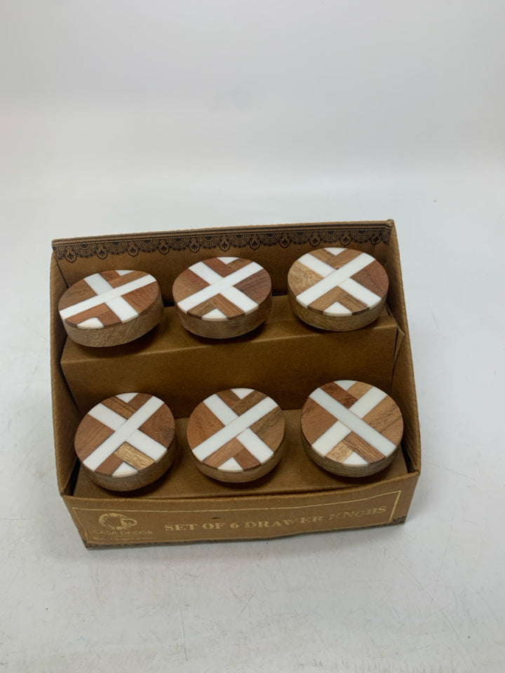NIP WOOD/WHITE CIRCLE DRAWER KNOBS 6.