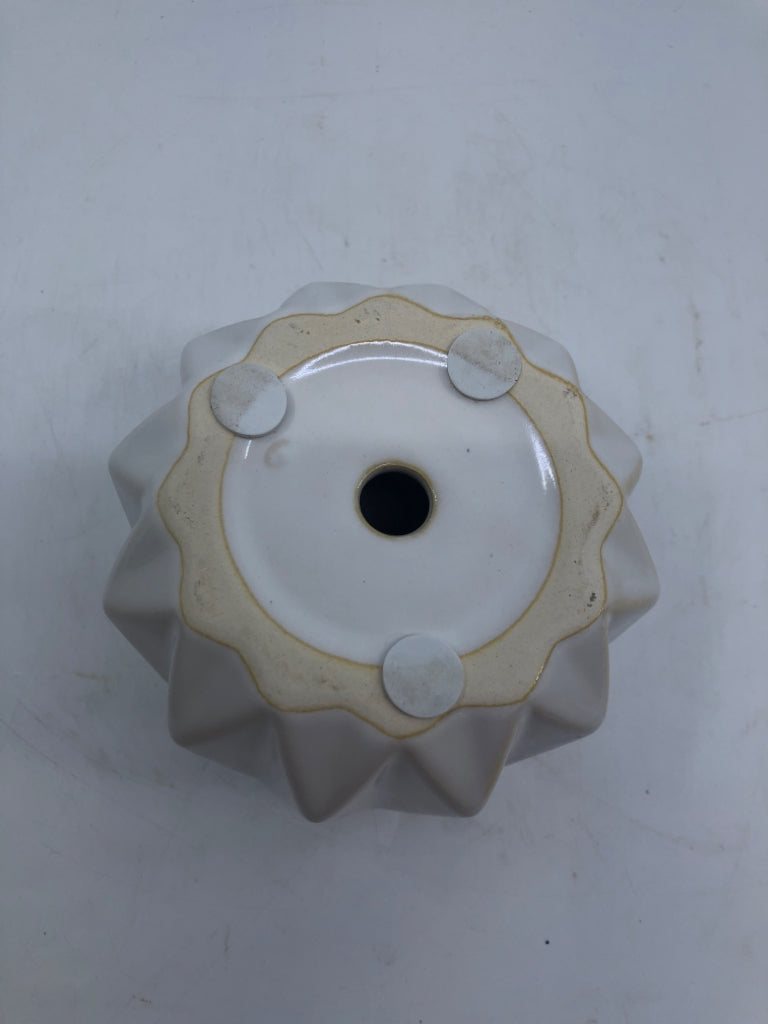 WHITE CERAMIC STAR SHAPED PLANTER W/ DRAIN HOLE.