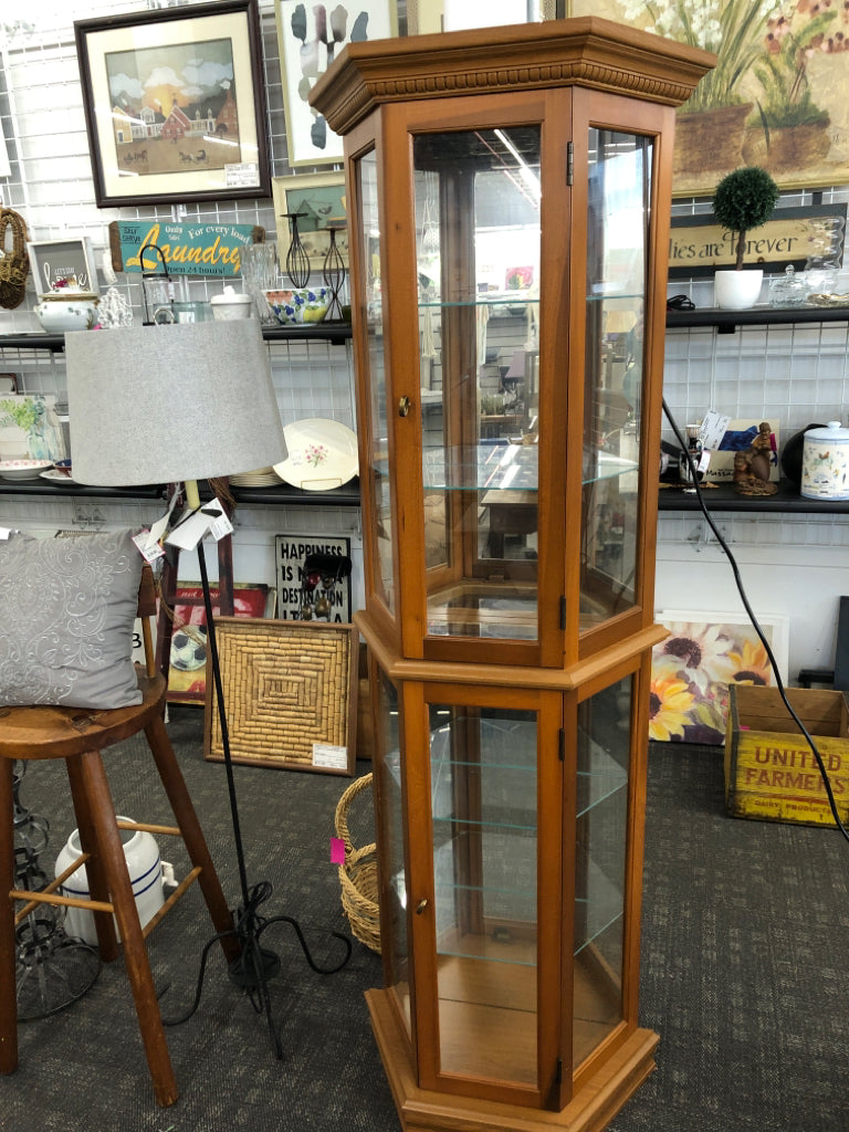 PULASKI LIGHT-UP CURIO CABINET.
