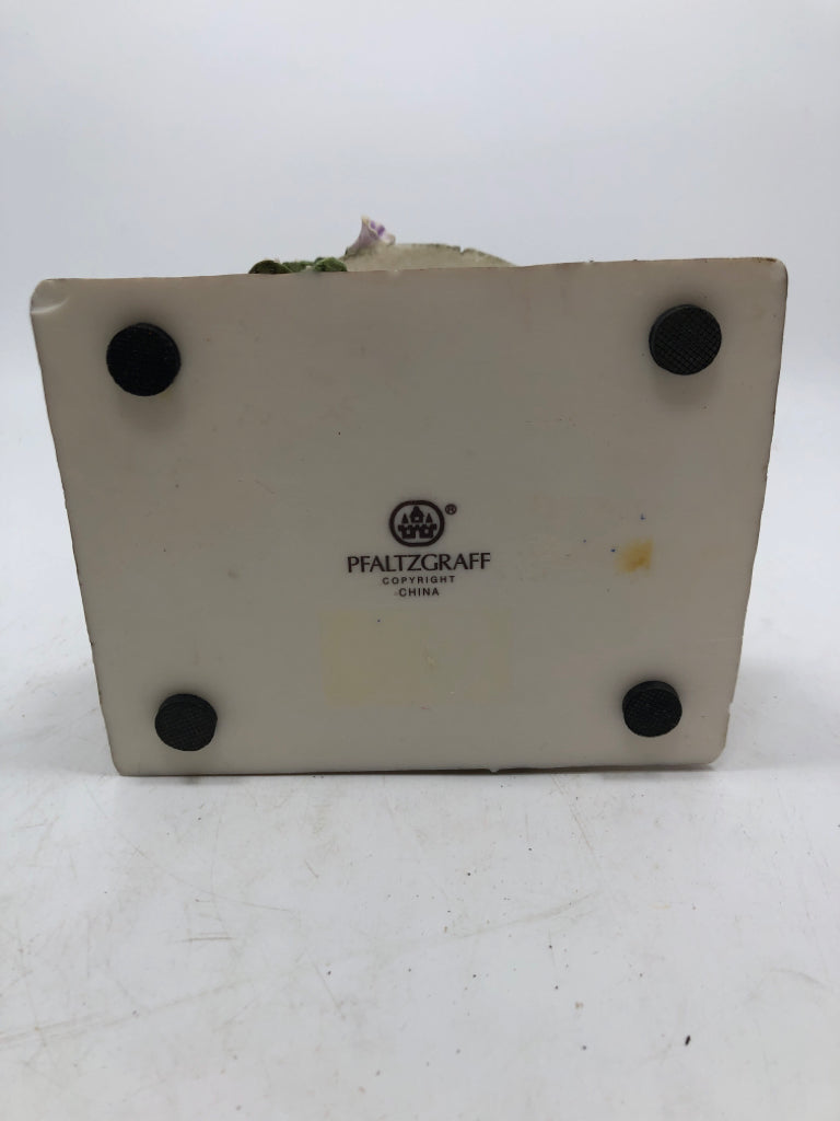 BIRD HOUSE AND FLOWERS RESIN NAPKIN HOLDER.