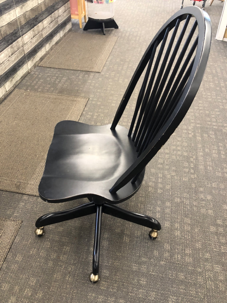 ROLLING BLACK ADJUSTABLE CHAIR.