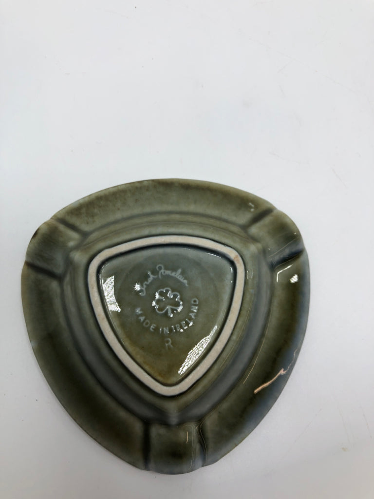 IRISH GLAZED SHAMROCK ASHTRAY.