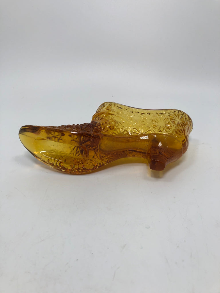 VTG AMBER GLASS DAISY DOTS SHOE.