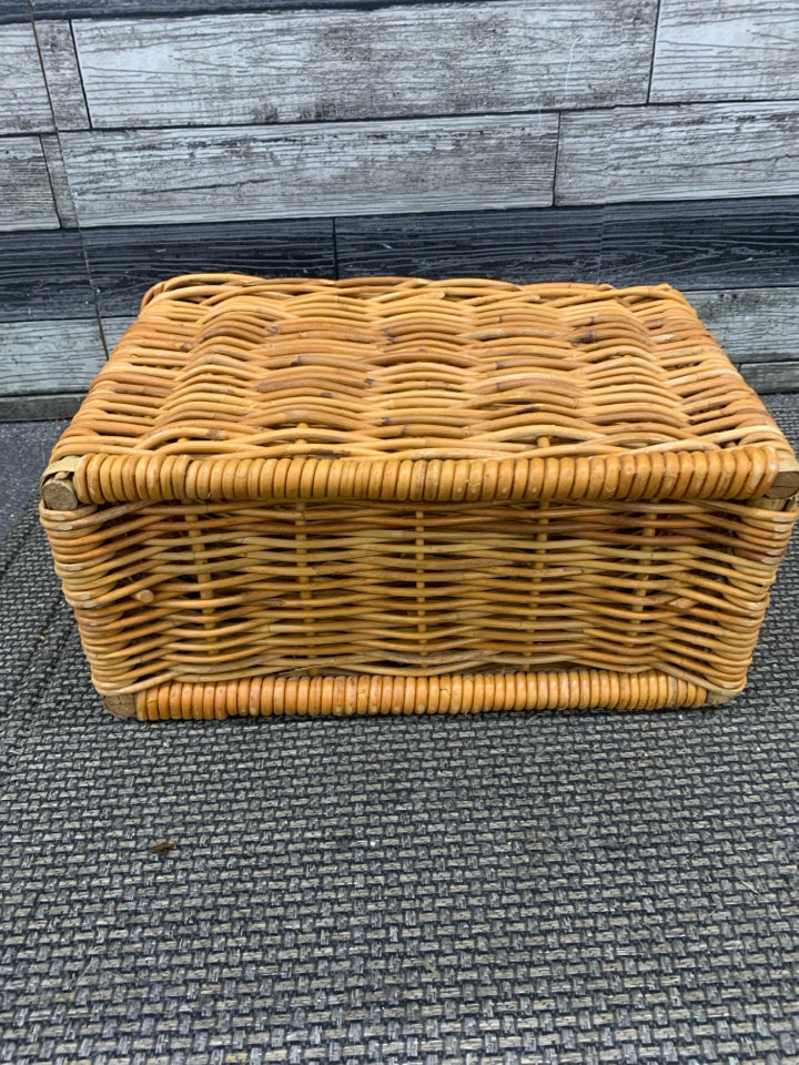 THICK WOVEN WICKER MAGAZINE HOLDER.
