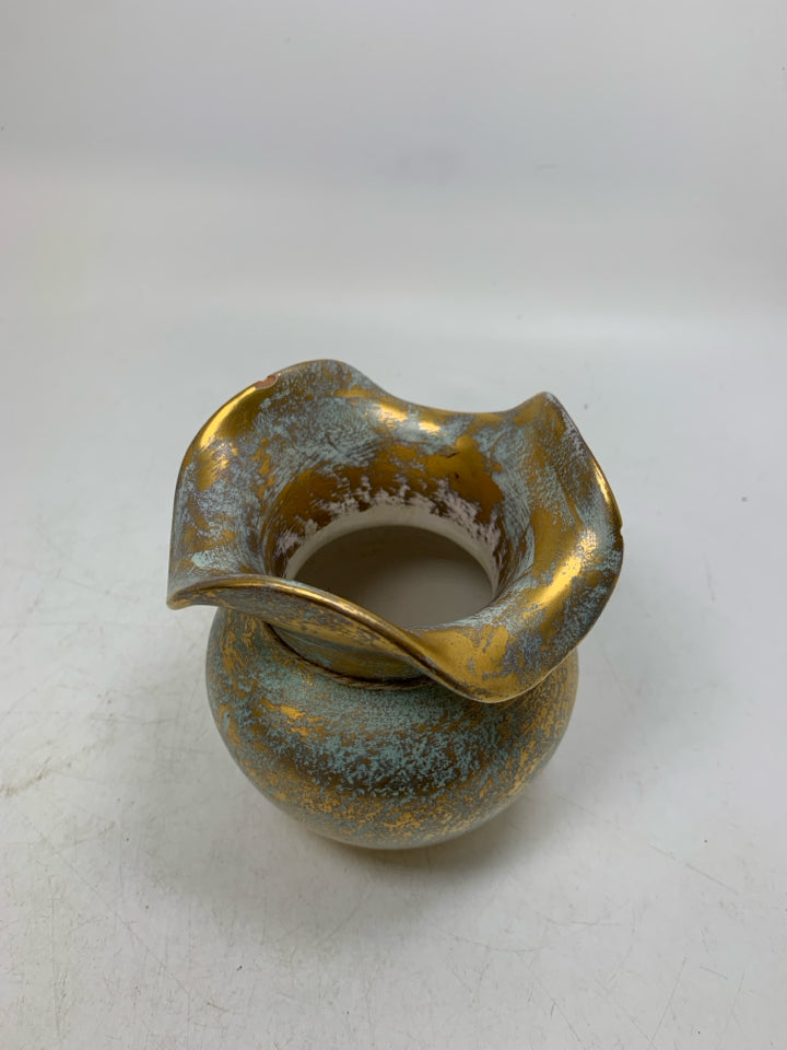 TEAL/GOLD VASE W/ RUFFLED EDGE.