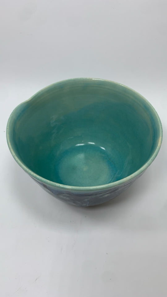 SPECKLED BLUE GLAZE POTTERY BOWL.