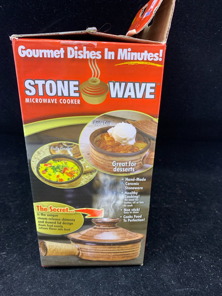 NIB STONE WAVE- BAKER/ COVERED BOWL