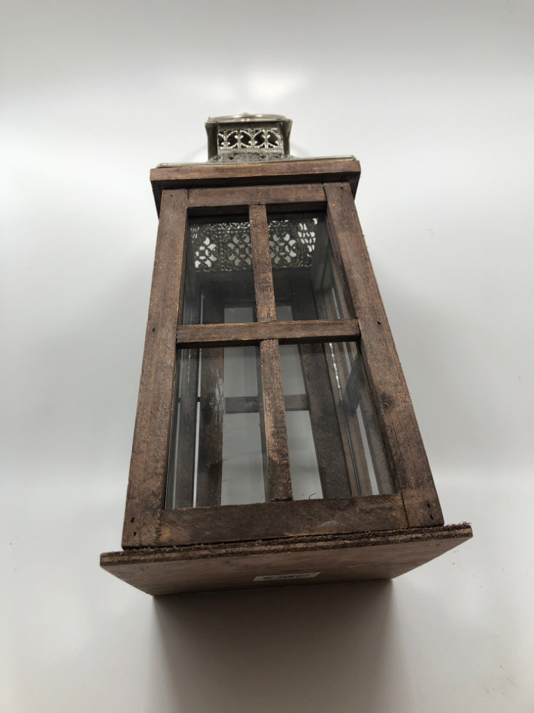RUSTIC LANTERN W/SQUARE TOP.