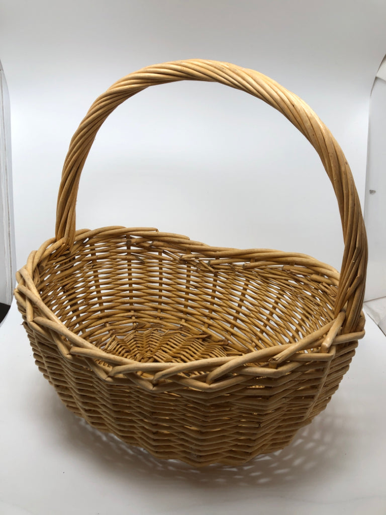 OVAL WICKER BASKET W/HANDLE.