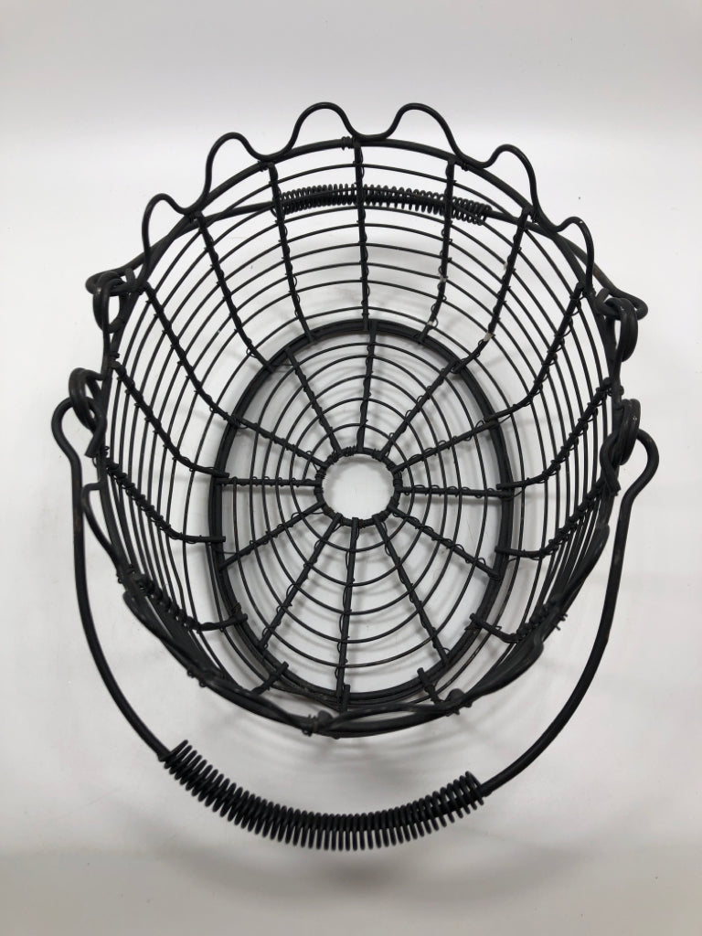 METAL SQUIGGLE BASKET.