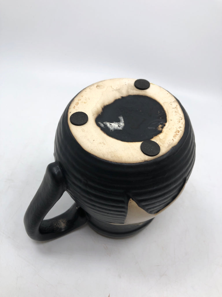 SM BLACK STAR PITCHER VASE.
