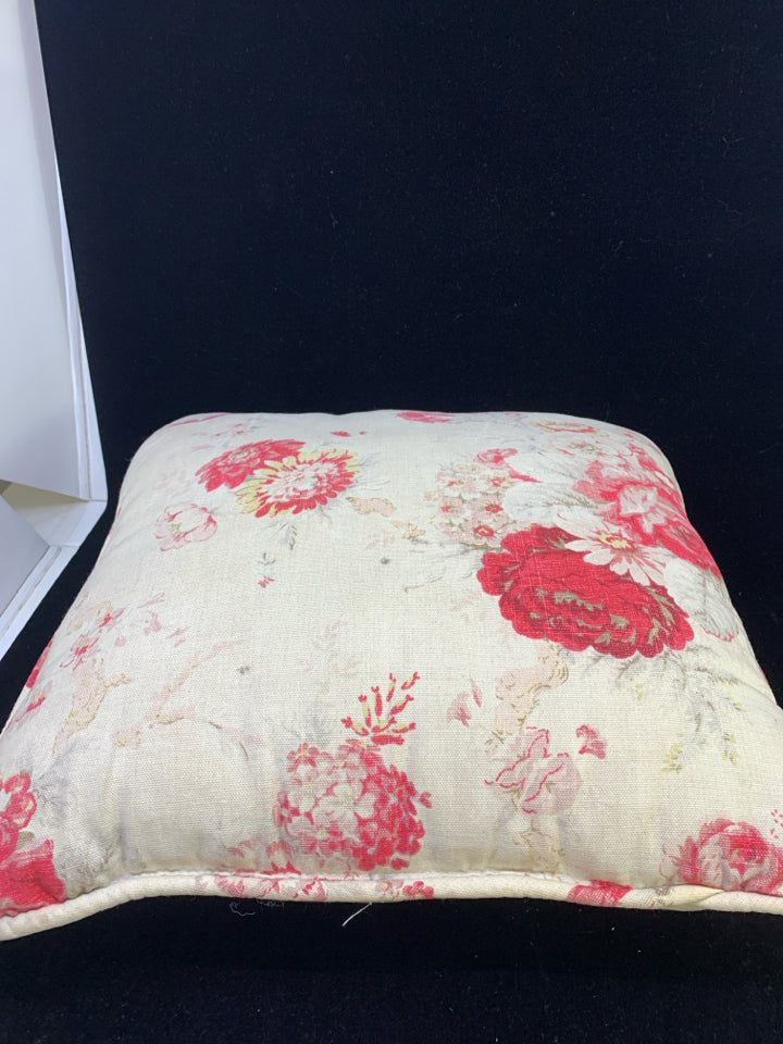 TAN ACCENT PILLOW W/RED FLOWERS.