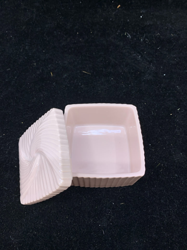 SMALL PALE PINK TRINKET BOX.