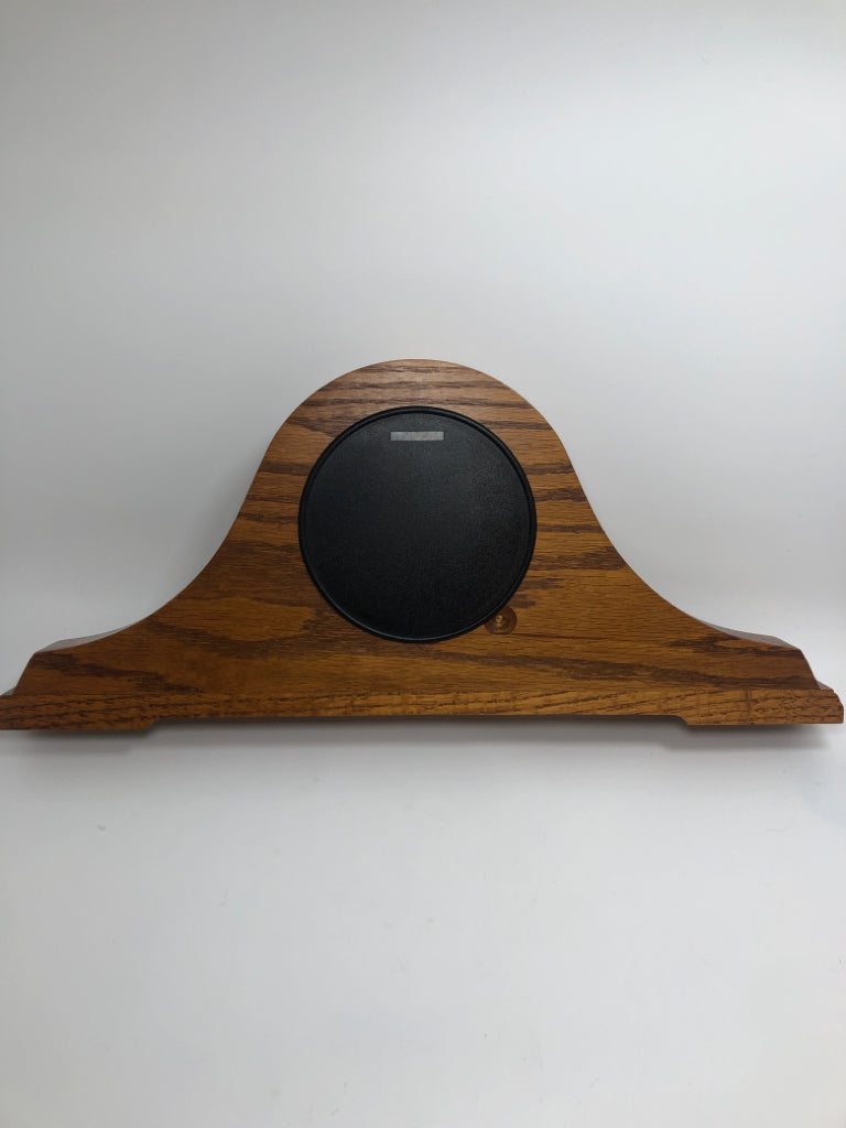 BLONDE WOOD MANTLE CLOCK.