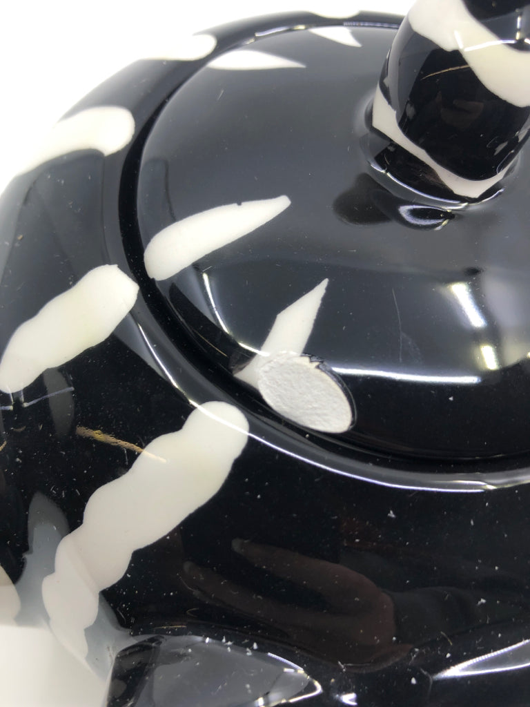 NIB BLACK/WHITE CAT TEAPOT.