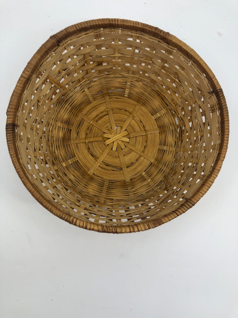ROUND TIGHT WOVEN BASKET.