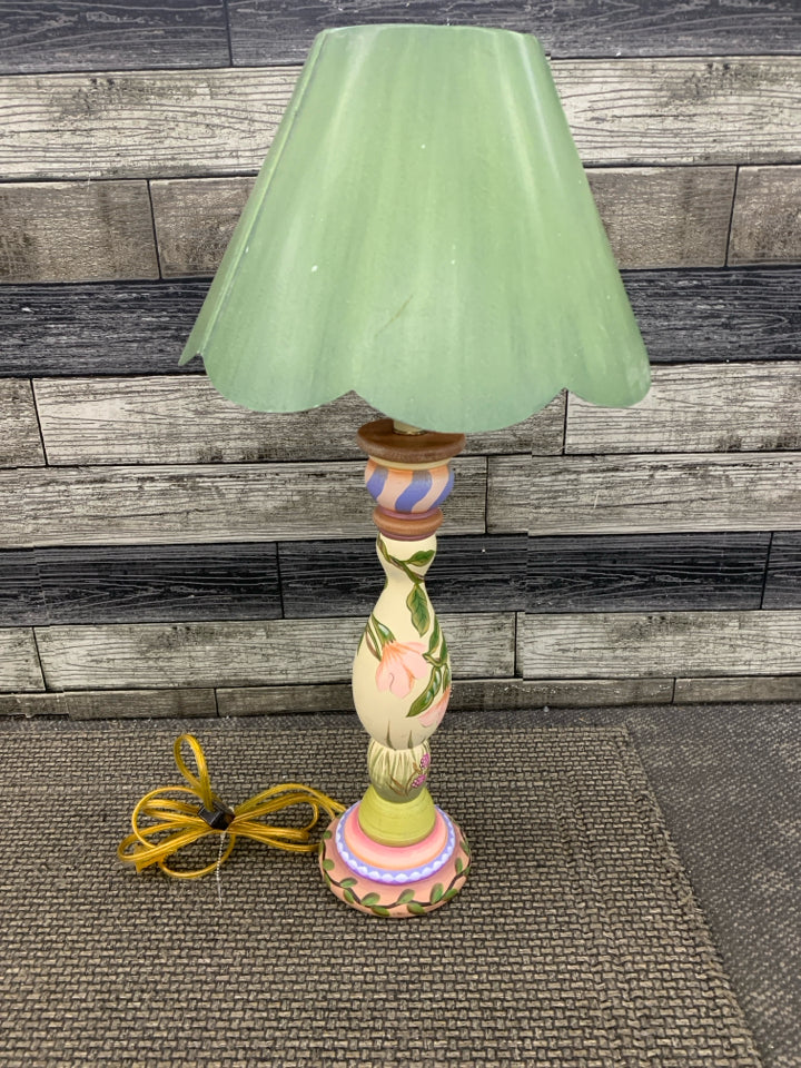 FLOWER PAINTED WOOD BASE LAMP W/GREEN TIN SHADE.