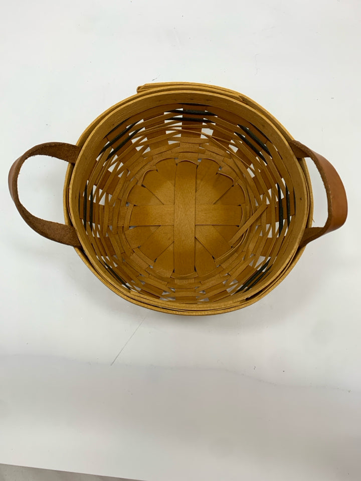 2001 ROUND BASKET W/BLUE STRIPE AND HANDLES.