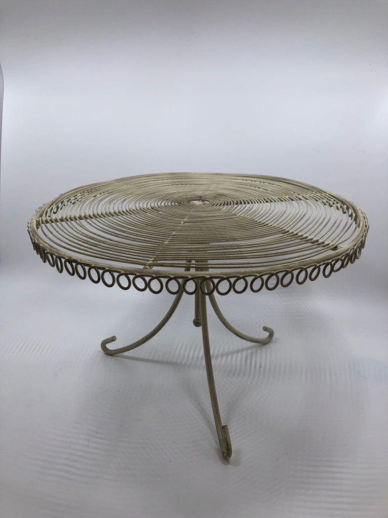 WHITE WIRED CAKE STAND.