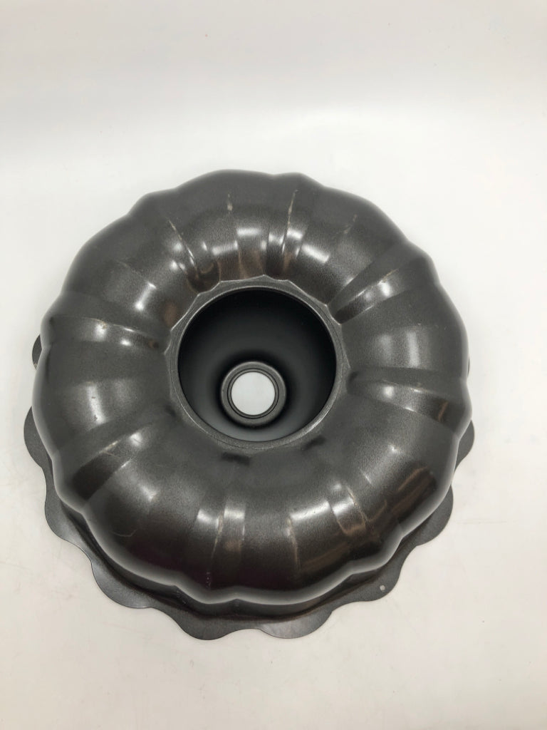BLACK BUNDT PAN.