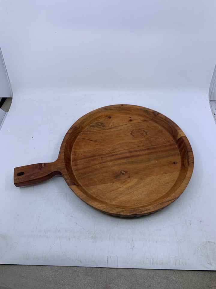 HEAVY WOOD CIRCLE W/ HANDLE.