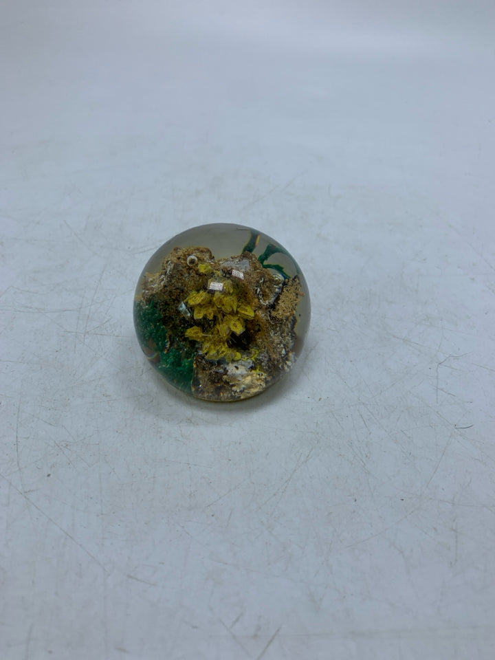 SMALL RESIN YELLOW FLOWERS TREE STUMP PAPERWEIGHT.