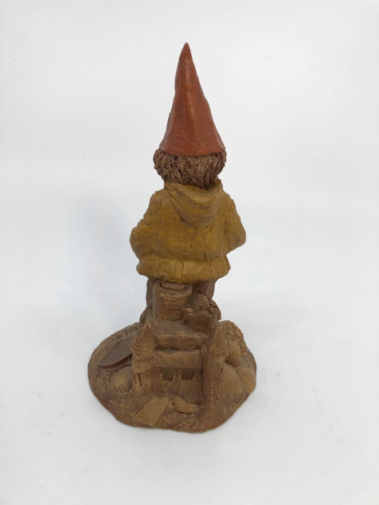 VTG TOM CLARK "PAWLEY" CLAY GNOME HOLDING SEASHELL FIGURINE.