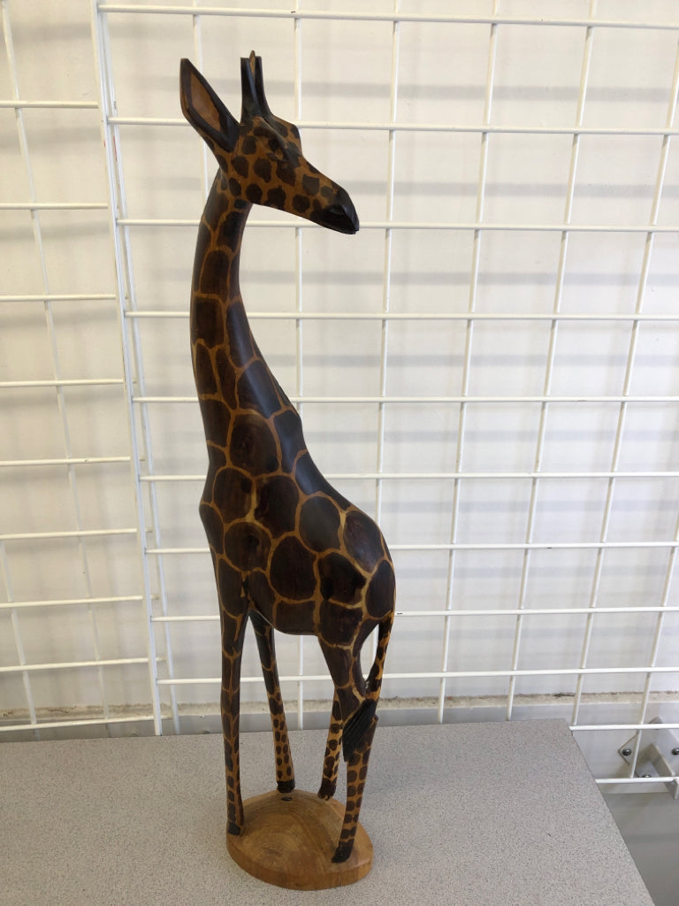 WOOD CARVED GIRAFFE FIGURE ON CIRCLE BLOCK.