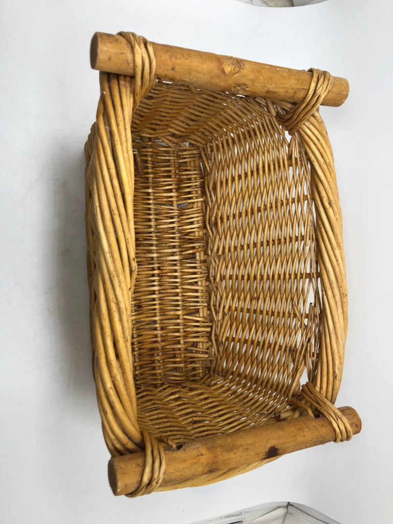 SM WICKER BASKET W/WOODEN HANDLES.