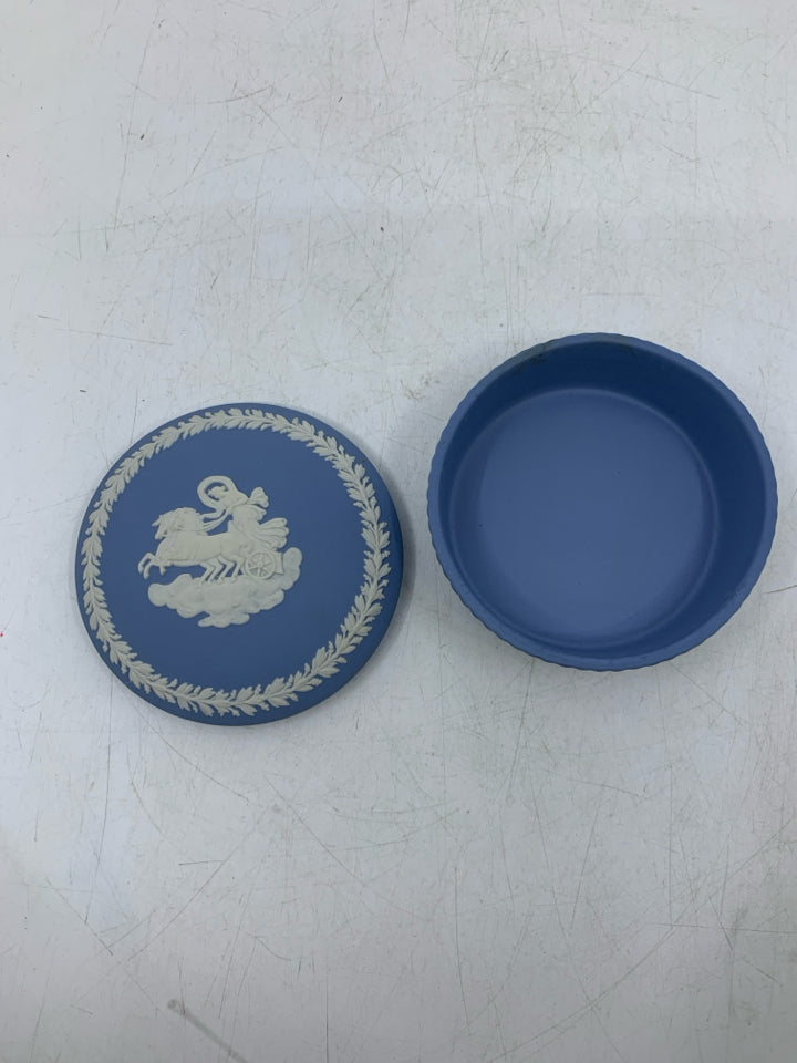 CIRCLE JASPERWARE W/ RIBBED SIDES.