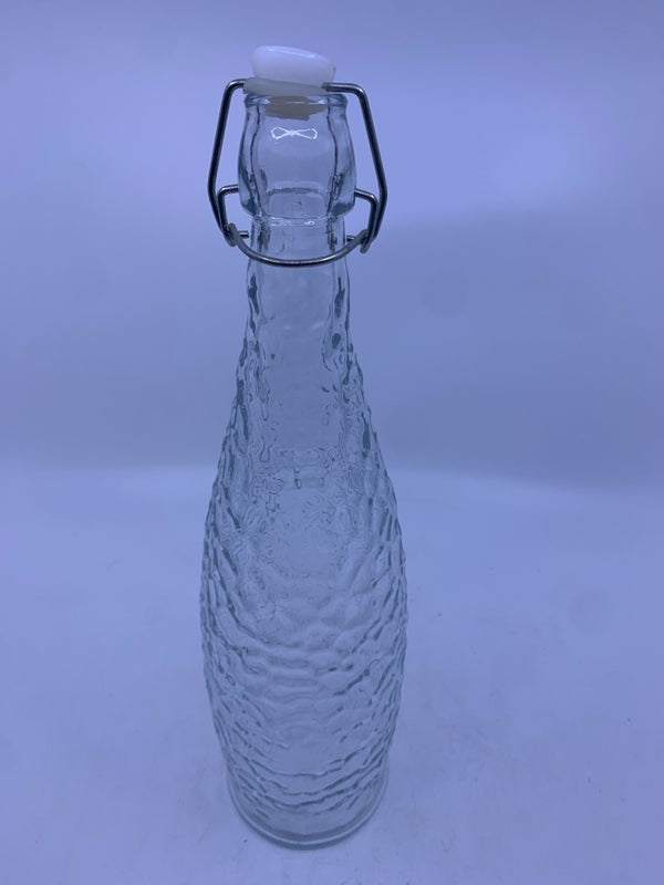 TEXTURED BOTTLE WITH RUBBER STOPPER.