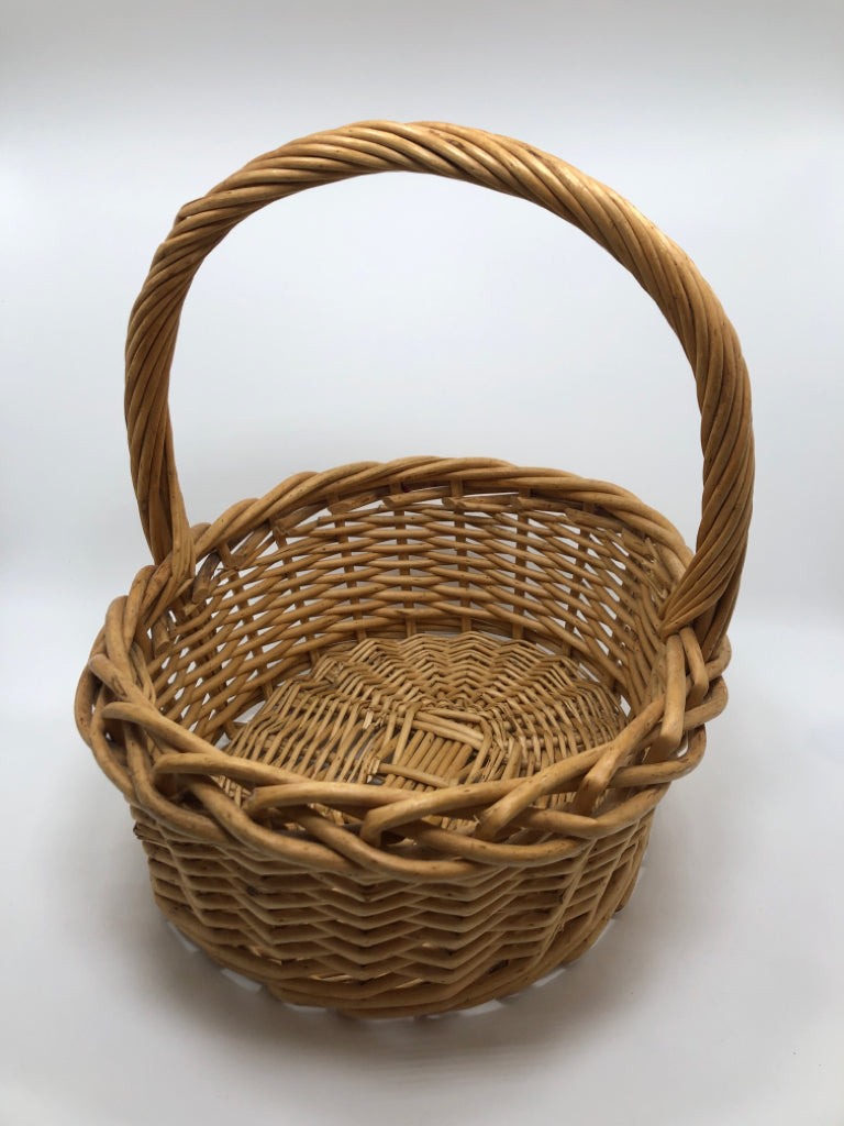 OVAL WICKER BASKET W/HANDLE.