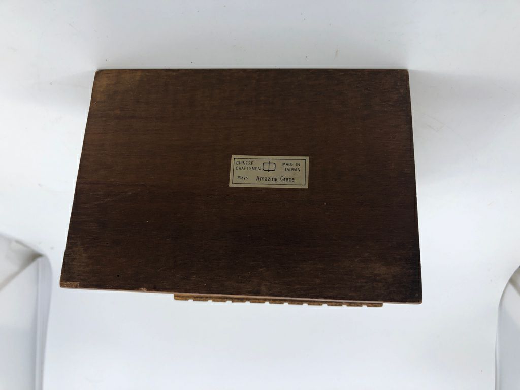 VTG WOOD CHAPEL MUSIC BOX.