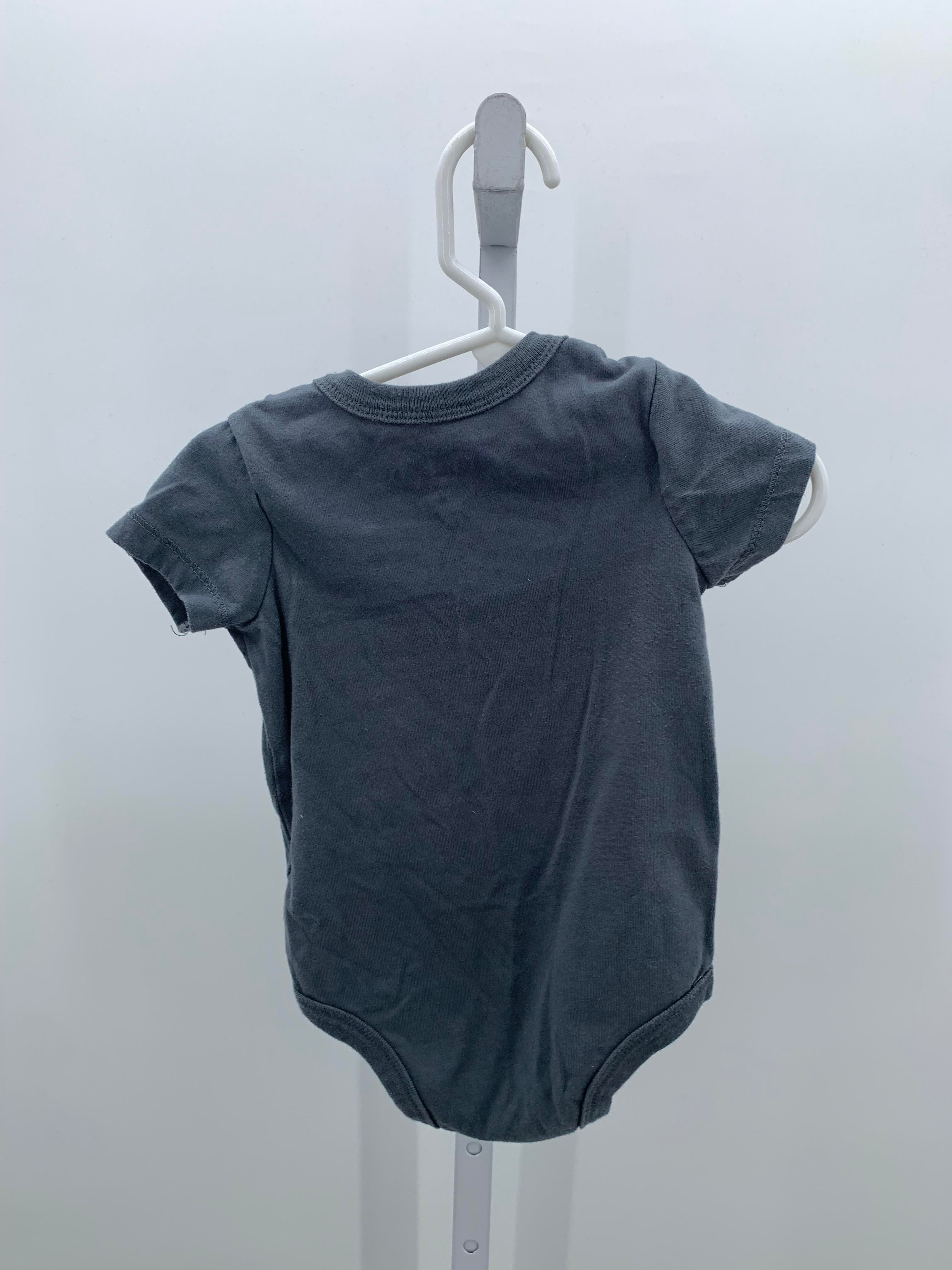 GRAPHIC TEE.