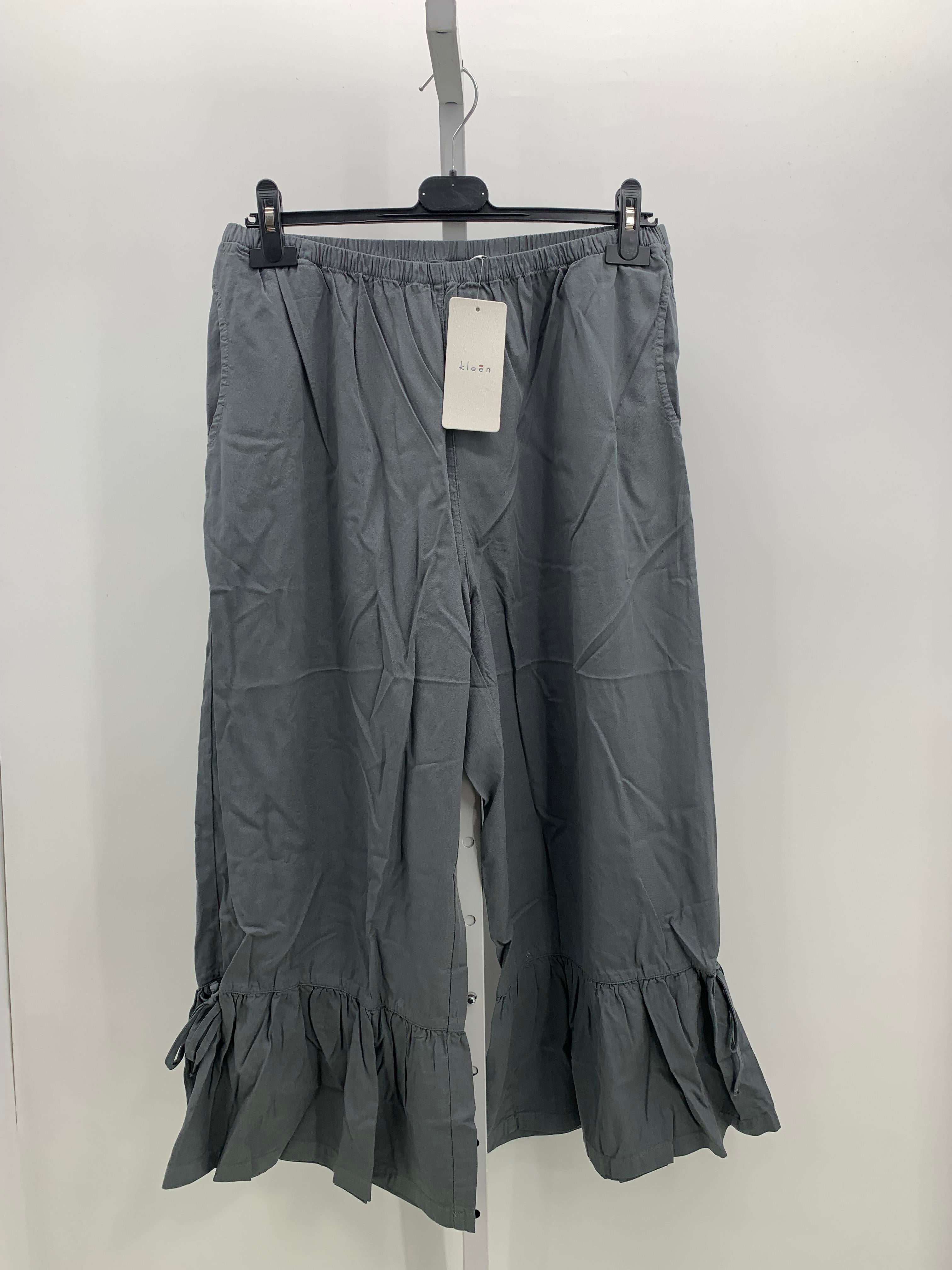 Size Large Misses Capri Pants