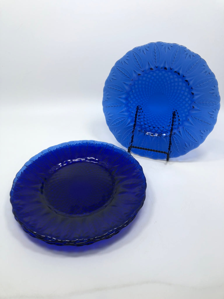 4 BLUE GLASS FLORAL LUNCH PLATES.