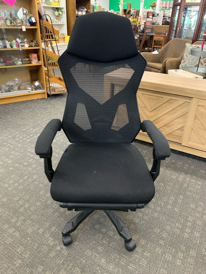 BLACK GAMER GEAR CHAIR WITH FOOT REST.