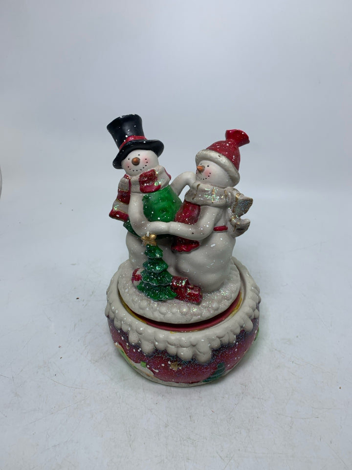 2 SNOWMEN HOLDING HANDS SPINNING CERAMIC MUSIC BOX.