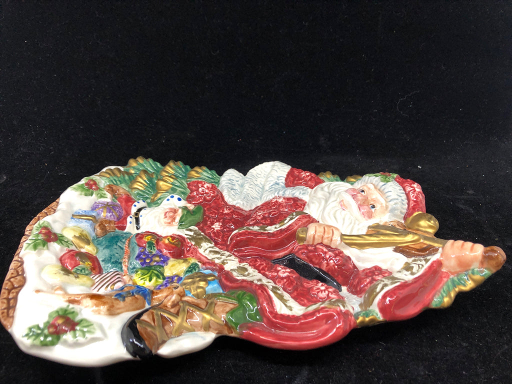 EMBOSSED SANTA W TOYS PLATE.
