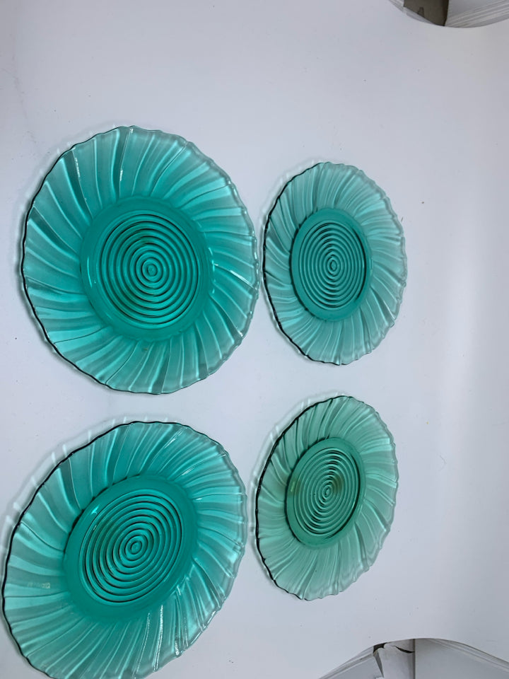 4 TEAL GLASS CIRCLE CENTER SNACK PLATES.