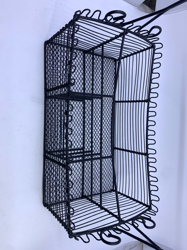 BLACK METAL WIRE ORGANIZER.