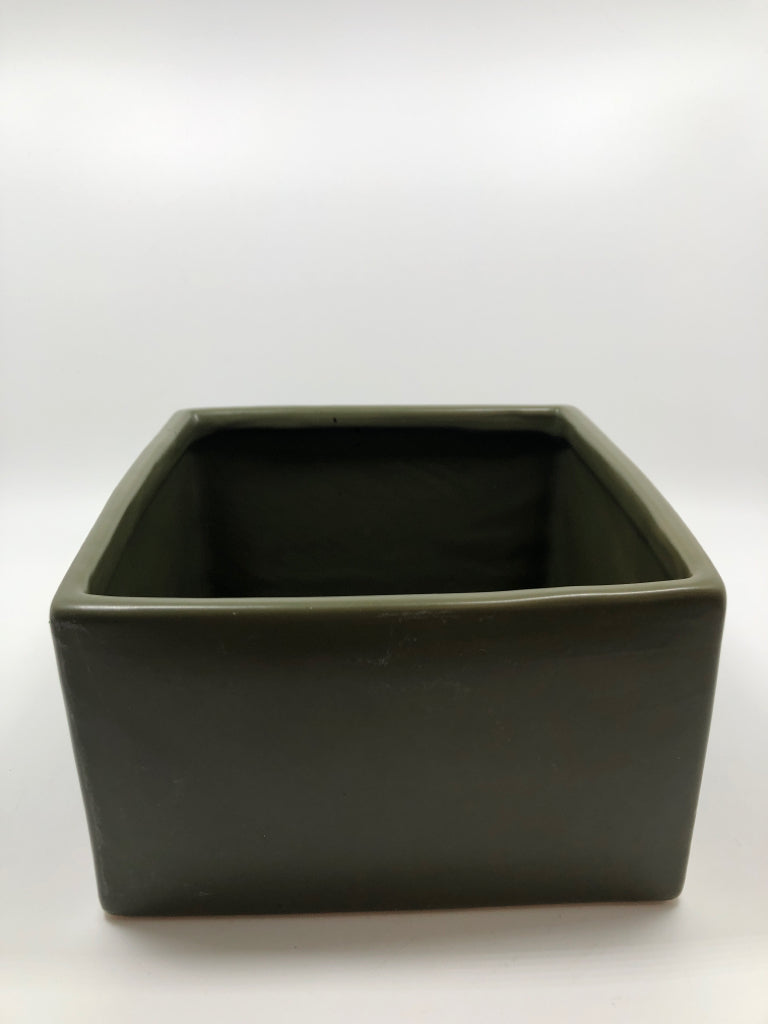 GREEN SQUARE PLANTER.