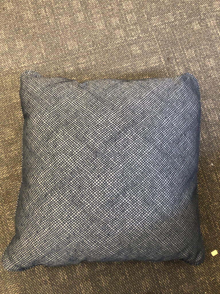 NAVY TEXTURED ACCENT PILLOW.