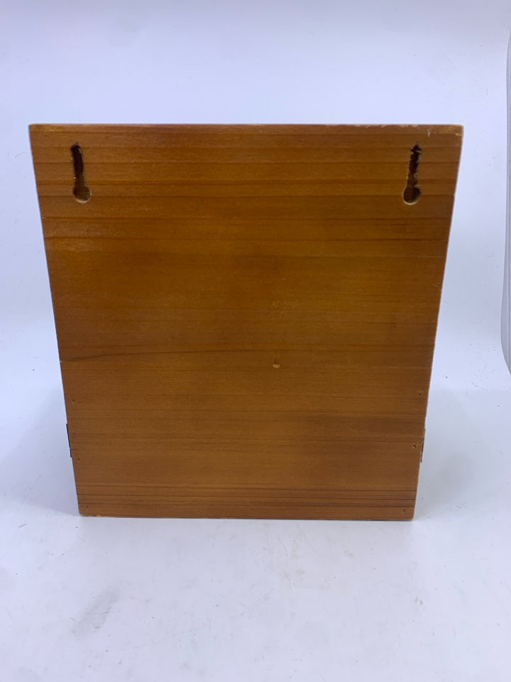 PRIMITIVE WOOD DYER SHEET HOLDER.