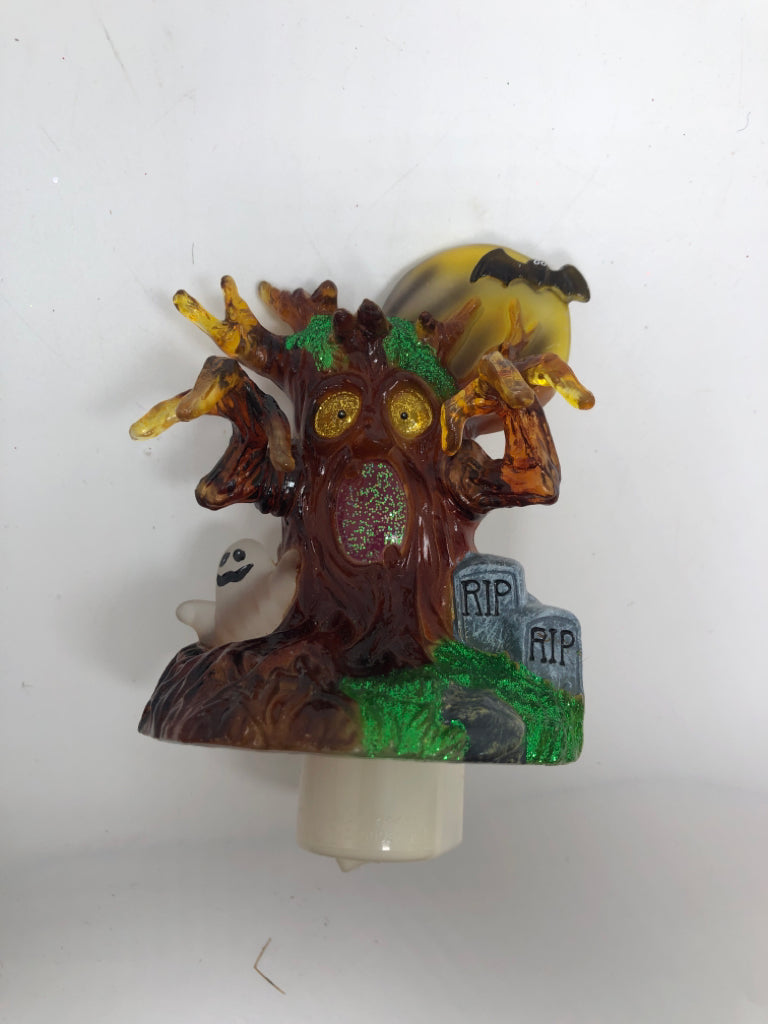 HALLOWEEN TREE W/GHOST NIGHT LIGHT WALL PUG IN.